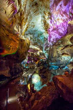 Renkli aydınlatma mağara