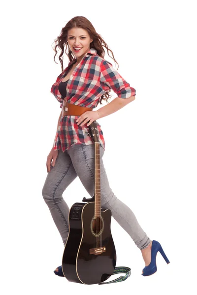 Junge Musikerin mit Gitarre — Stockfoto