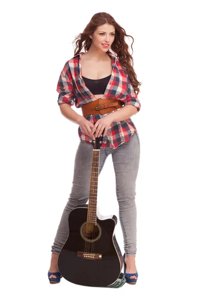 Ung kvinnlig musiker med gitarr — Stockfoto
