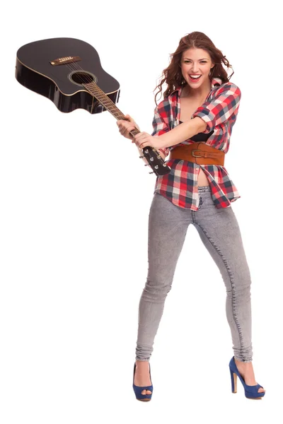Νεαρή γυναίκα μουσικός με κιθάρα — Φωτογραφία Αρχείου