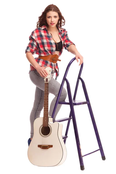 Ung kvinnlig musiker med gitarr — Stockfoto