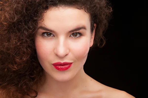 Modelo de moda femenina con cabello rizado — Foto de Stock