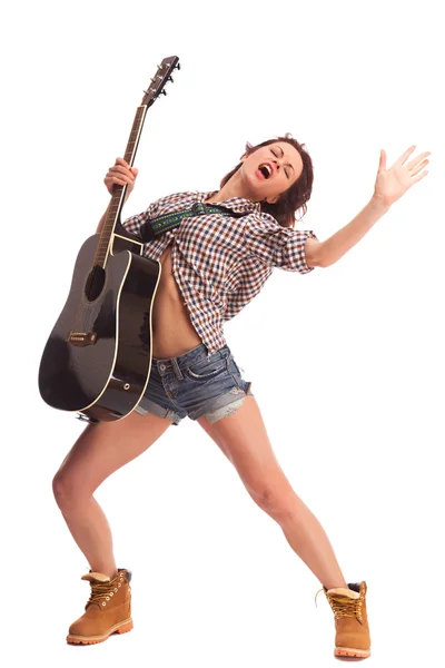 Молодая женщина-музыкант с гитарой — стоковое фото