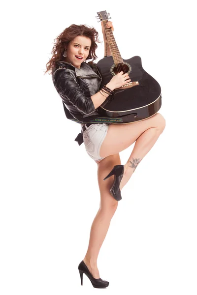 Joven músico femenino con guitarra —  Fotos de Stock