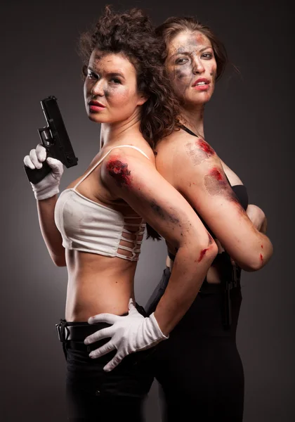 Asesinos femeninos fuertes armados — Foto de Stock