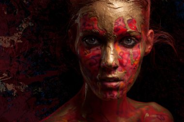 Yaratıcı yüz-sanat olan kadın