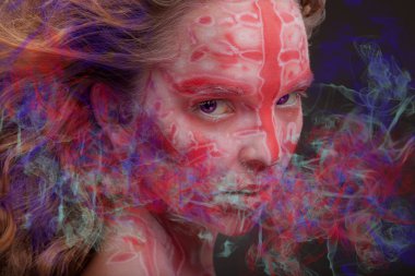 Genç savaşçı kadın koyu arka plan üzerinde