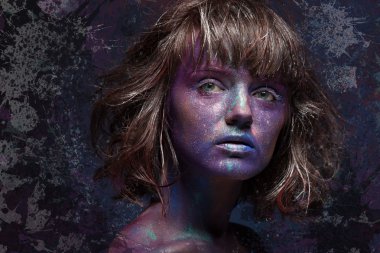 Glitter içinde bir kadının yüz kaplı