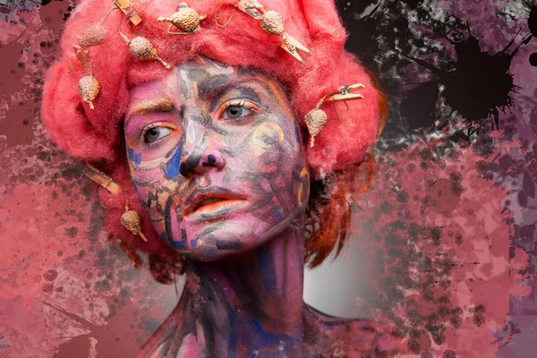 Frau mit roten Perückenhaaren — Stockfoto
