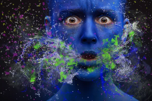 파란 얼굴 예술 놀된 여자 — 스톡 사진