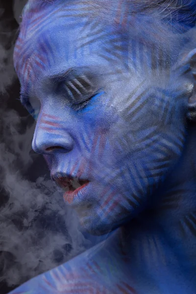 Mujer con el arte de la cara azul — Foto de Stock