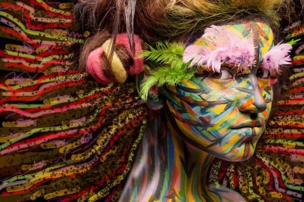 Женщина в краске на творческом фоне — стоковое фото