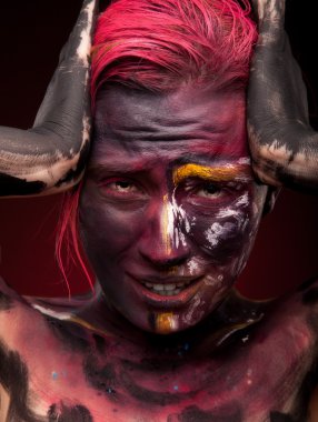 acı çeken bir kadın portresi