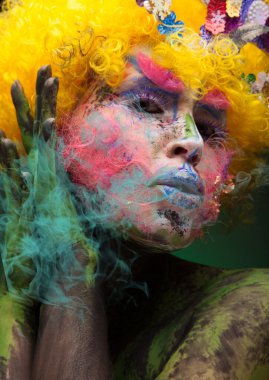 Sarı peruk şehvetli kadın