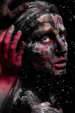 Yüz sanat ve vücut sanatı ile boyalı kadın