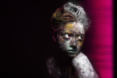 Sıradışı boyama makyaj kadınla