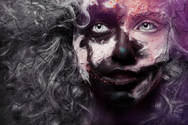 Yüz sanatıyla uğraşan kadın