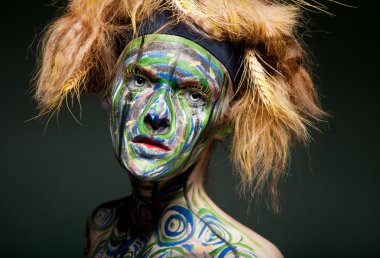 Geleneksel Afrika yüz boyama kadınla