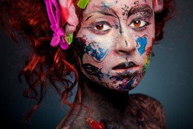 göz alıcı tuhaf suratla genç kadın