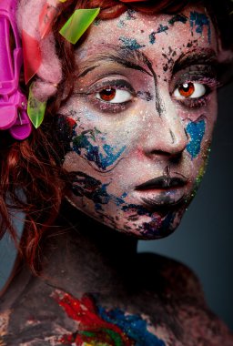 göz alıcı tuhaf suratla genç kadın