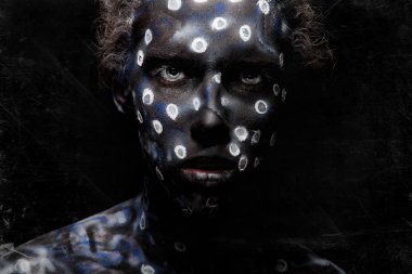 boyalı yüz kadın portresi