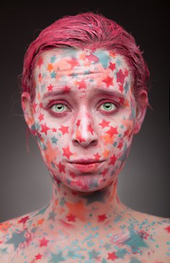 yıldız yüzünde üzgün genç kadın