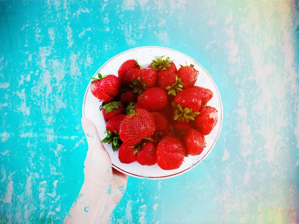 손을 잡고 밝은 딸기 — 스톡 사진