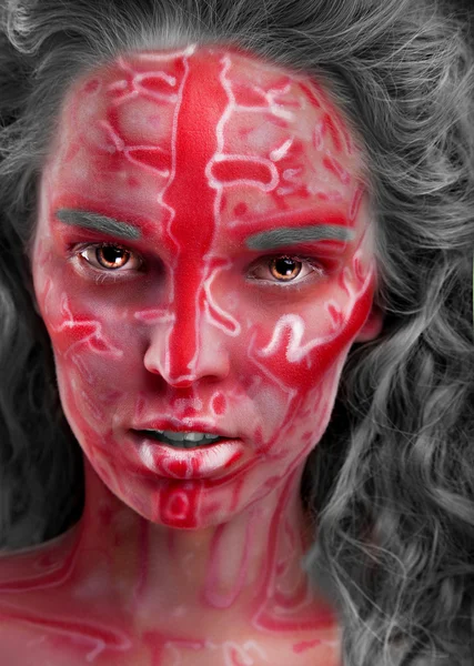 Flicka med röd ögonskuggor och ansikte konst — Stockfoto