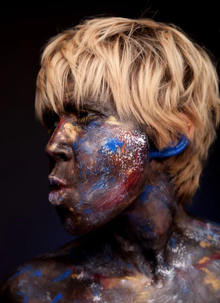 Mujer con pelo corto y pintura facial — Foto de Stock