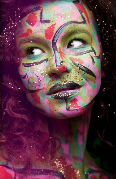 Vrouw met gezicht kunst en krullend haar — Stockfoto
