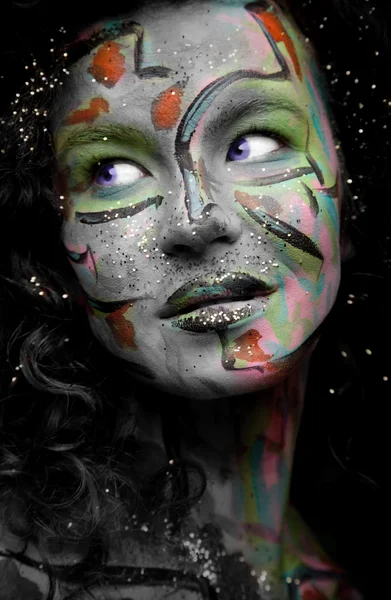 Mulher com arte facial e cabelo encaracolado — Fotografia de Stock