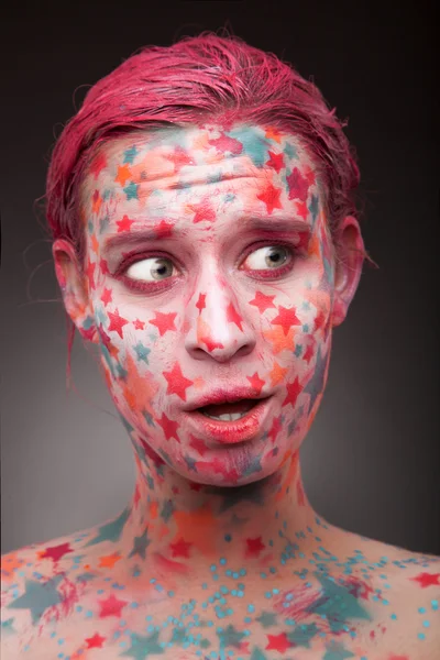 Irriterad kvinna med stjärnor på ansiktet — Stockfoto
