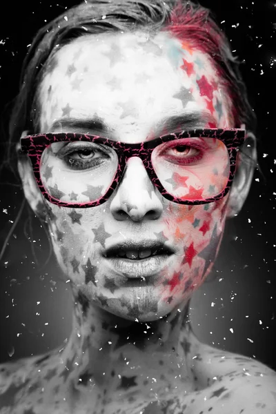 Αισθησιακή γυναίκα με αστέρια στο πρόσωπο — Φωτογραφία Αρχείου