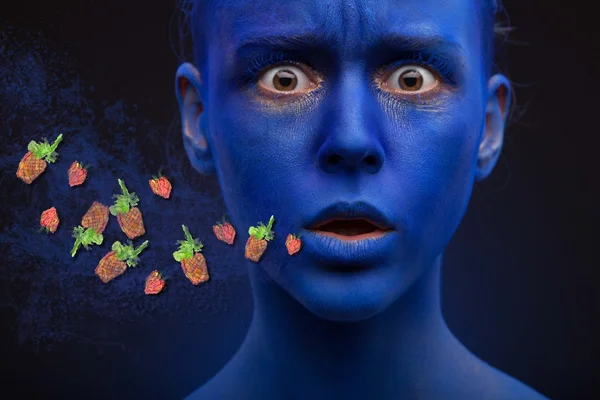 Здивована жінка з синім обличчям мистецтва — стокове фото
