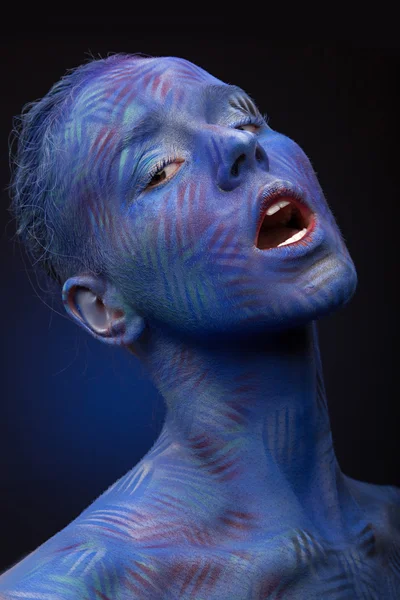 Жінка з креативним синім обличчям мистецтва — стокове фото