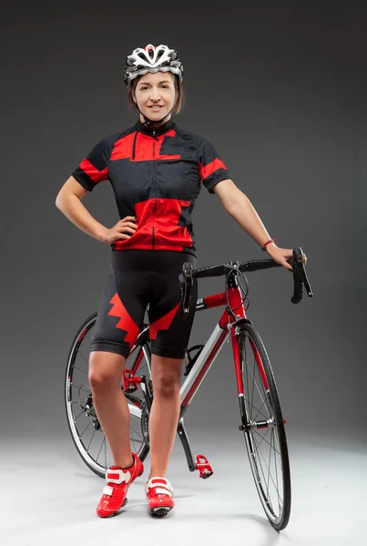 Ona bisiklet sürme ve döngüsü yarış kazanan üzerinde konsantre yol bisiklet kadın. — Stok fotoğraf