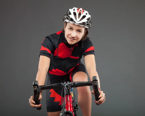 Rennradfahrerin fährt Rad und konzentriert sich auf Sieg beim Radrennen. — Stockfoto