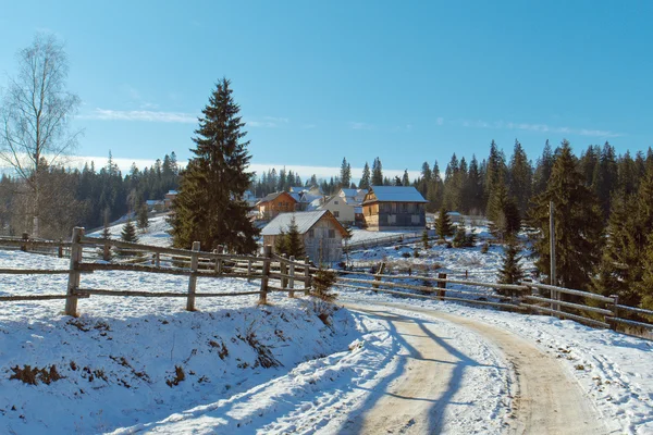 Зимняя деревня в лесу — стоковое фото