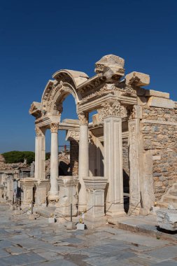 Tarihi antik Efes şehrindeki Hadrian Tapınağı 'nın ayrıntıları. Selcuk, İzmir, Türkiye 'deki arkeoloji sahası.