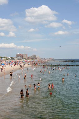 Tecritten sonra yaz aylarında Coney Adası 'nın kalabalık plajını seyret. NYC plajında yaz