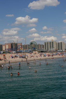 Tecritten sonra yaz aylarında Coney Adası 'nın kalabalık plajını seyret. NYC plajında yaz