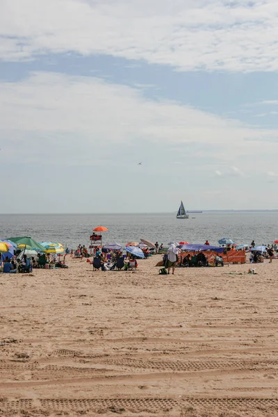 Pohled Přeplněné Coney Island Pláž Létě Uzamčení Léto Pláži Nyc — Stock fotografie