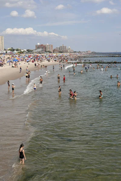 Tecritten sonra yaz aylarında Coney Adası 'nın kalabalık plajını seyret. NYC plajında yaz