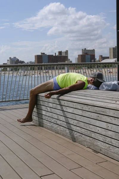 Homem Está Apanhar Sol Num Banco Cais Coney Island Verão — Fotografia de Stock