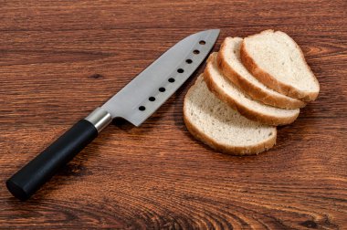 Ahşap bir masa mutfak bıçağı