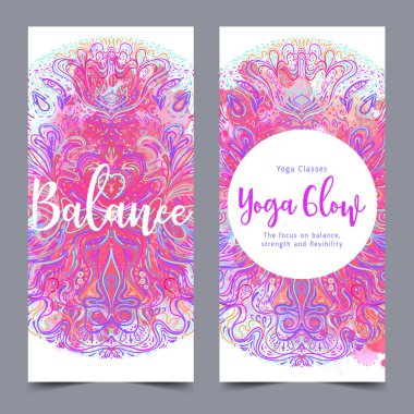 Yoga kartı, el ilanı, poster, paspas tasarımı. Ruhani inziva ya da yoga stüdyosu için renkli tasarım şablonu. Süslü oryantal desen. Vektör illüstrasyonu.