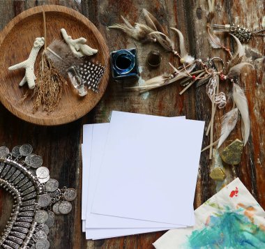 Kırsal ahşap arka plan, boho şık stil dekorasyonlar: düş kapağı, bir fincan kapuçino, defter ve kağıt yıldızlar. Uzayı metin için kopyala. Doğal, kırsal, etnik ya da yenilikçi klasikler.