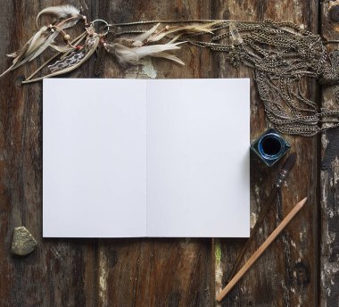 Kırsal ahşap arka plan, boho şık stil dekorasyonlar: düş kapağı, bir fincan kapuçino, defter ve kağıt yıldızlar. Uzayı metin için kopyala. Doğal, kırsal, etnik ya da yenilikçi klasikler.