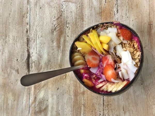 Pitaya tigela café da manhã Açaí superfood smoothie bowl com manga, morango, banana, frutas de dragão, granola e flocos de coco. Branco fundo de madeira rústica. Overhead, vista superior, flat lay. — Fotografia de Stock