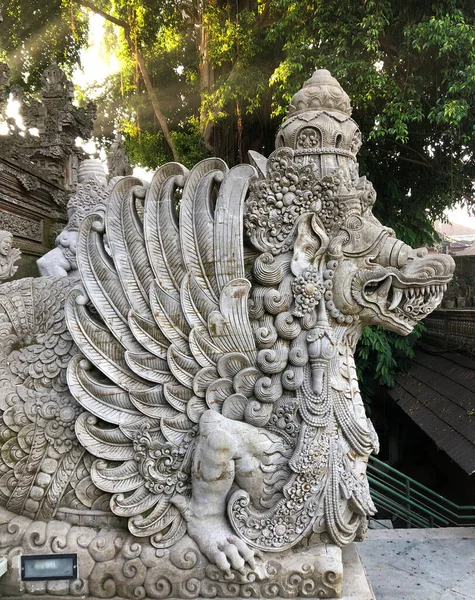 Scultura in pietra di un bellissimo drago alato nella foresta verde, isola di Bali, Indonesia. — Foto Stock